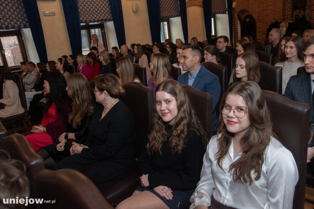 Burmistrz Uniejowa wręczył nagrody uczniom i studentom