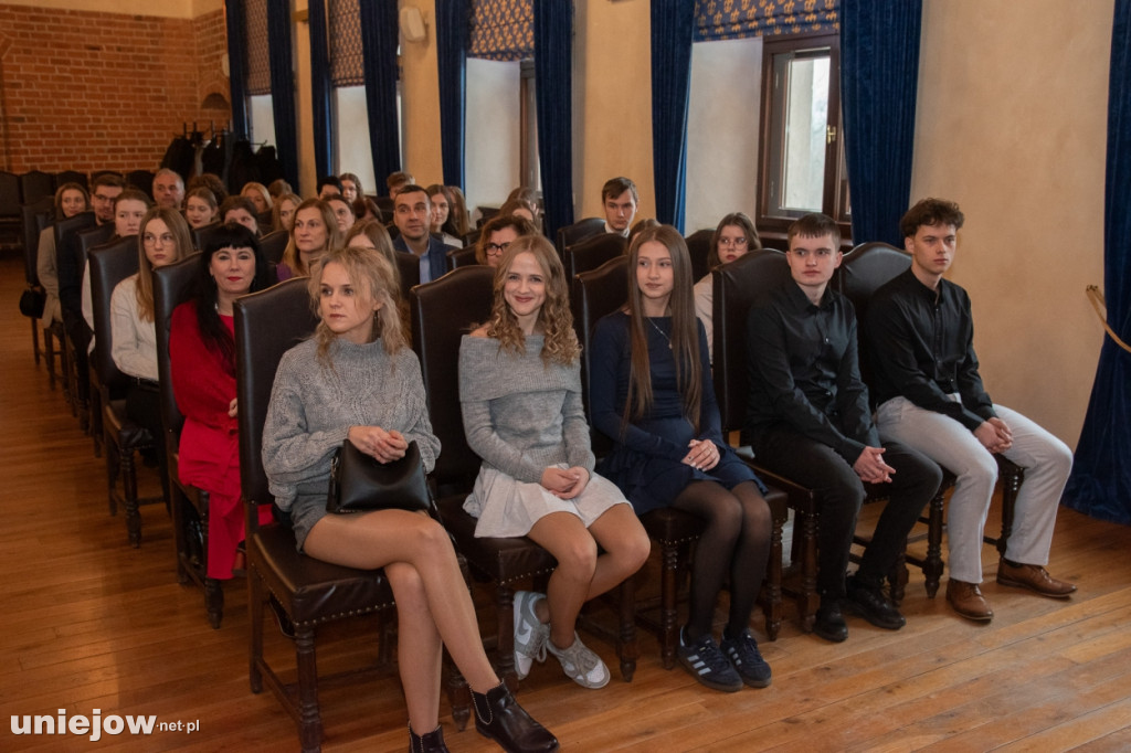 Burmistrz Uniejowa wręczył nagrody uczniom i studentom