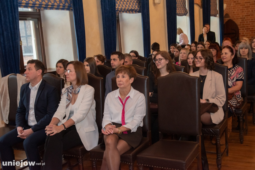 Burmistrz Uniejowa wręczył nagrody uczniom i studentom