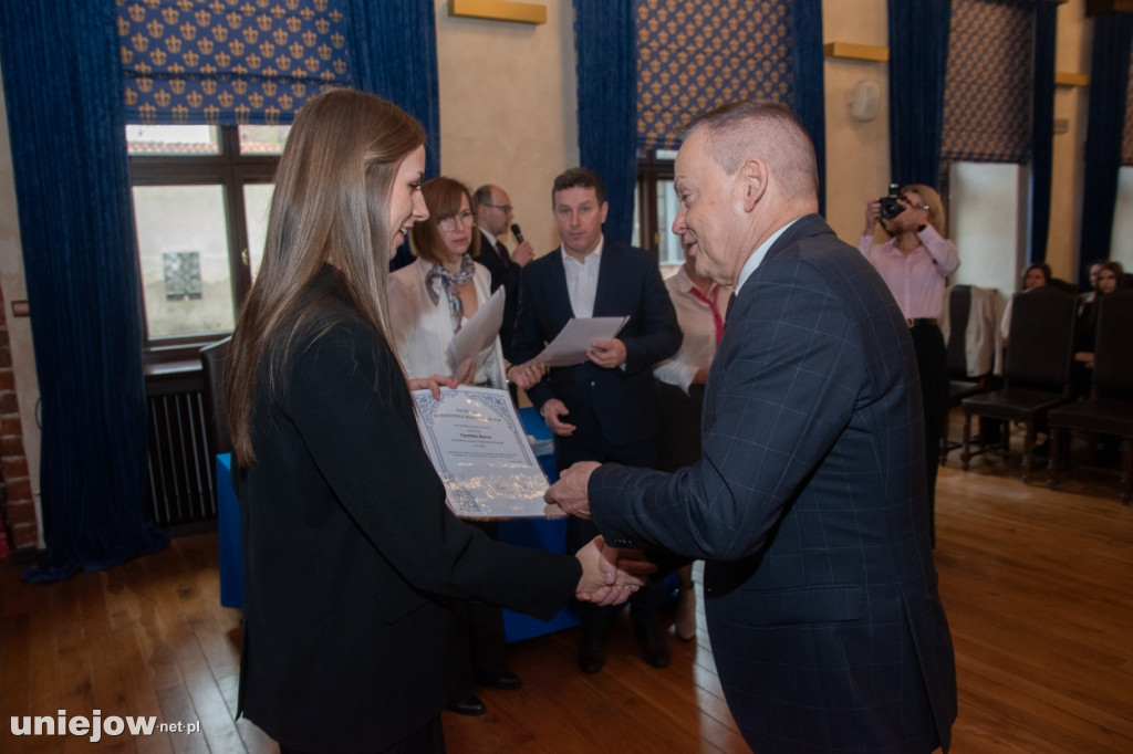 Burmistrz Uniejowa wręczył nagrody uczniom i studentom
