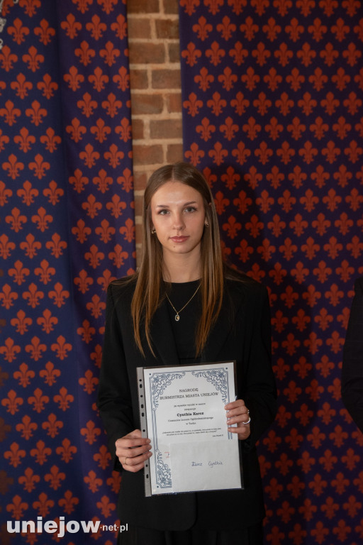 Burmistrz Uniejowa wręczył nagrody uczniom i studentom