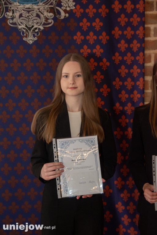 Burmistrz Uniejowa wręczył nagrody uczniom i studentom
