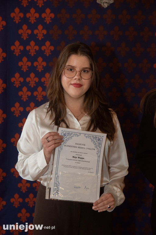 Burmistrz Uniejowa wręczył nagrody uczniom i studentom