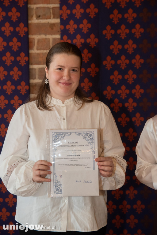 Burmistrz Uniejowa wręczył nagrody uczniom i studentom