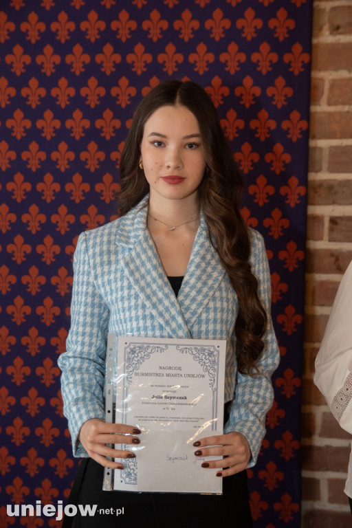 Burmistrz Uniejowa wręczył nagrody uczniom i studentom