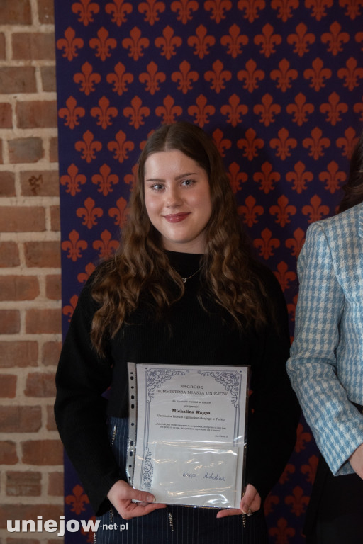 Burmistrz Uniejowa wręczył nagrody uczniom i studentom