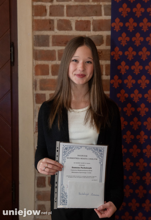 Burmistrz Uniejowa wręczył nagrody uczniom i studentom