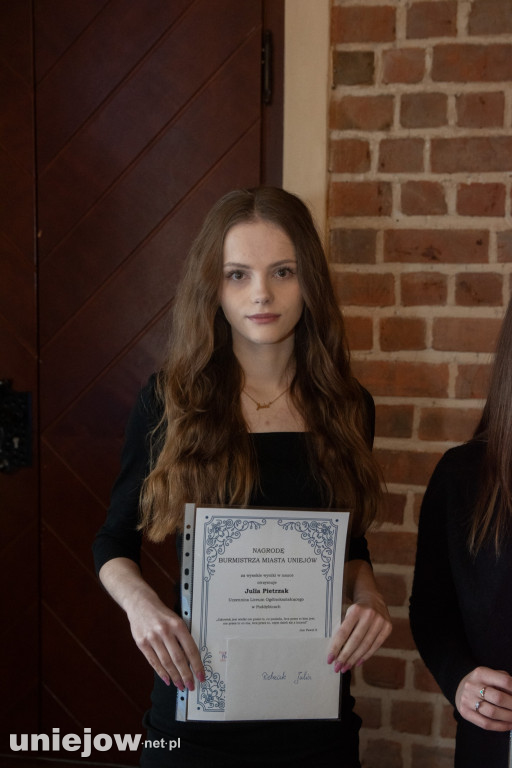Burmistrz Uniejowa wręczył nagrody uczniom i studentom