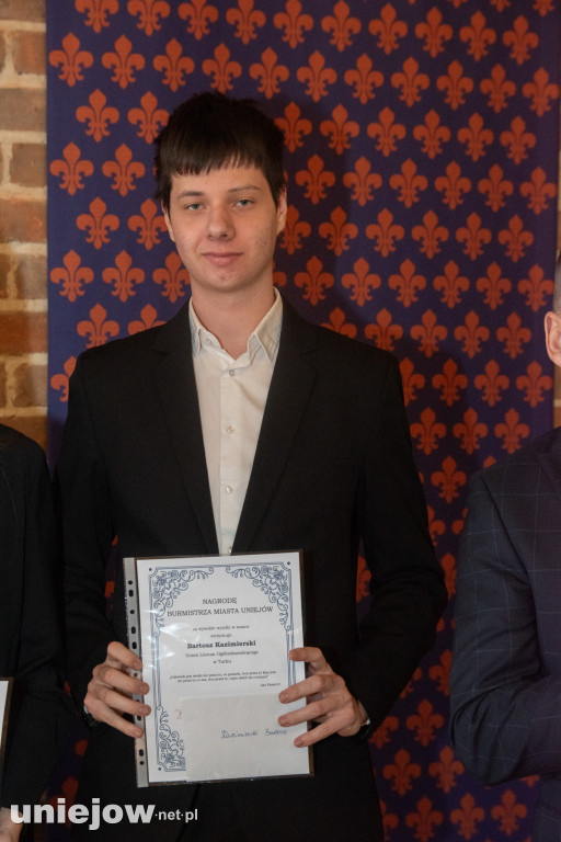 Burmistrz Uniejowa wręczył nagrody uczniom i studentom