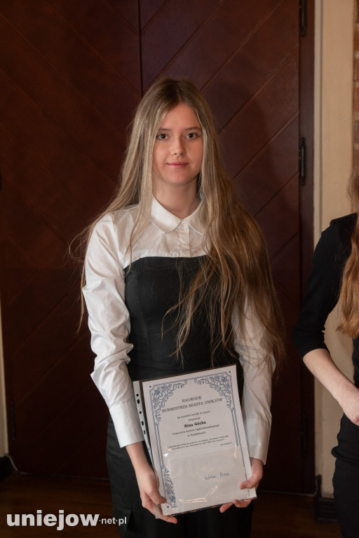 Burmistrz Uniejowa wręczył nagrody uczniom i studentom