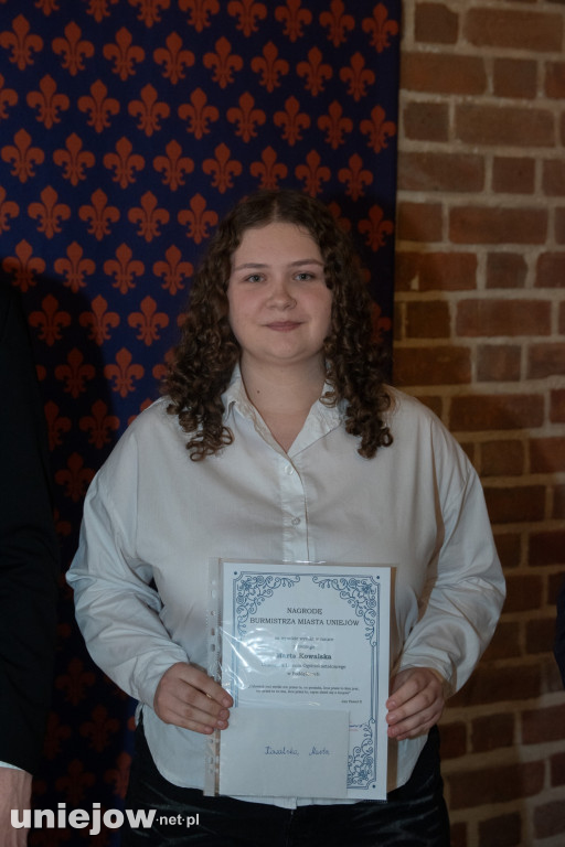 Burmistrz Uniejowa wręczył nagrody uczniom i studentom