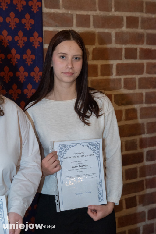 Burmistrz Uniejowa wręczył nagrody uczniom i studentom