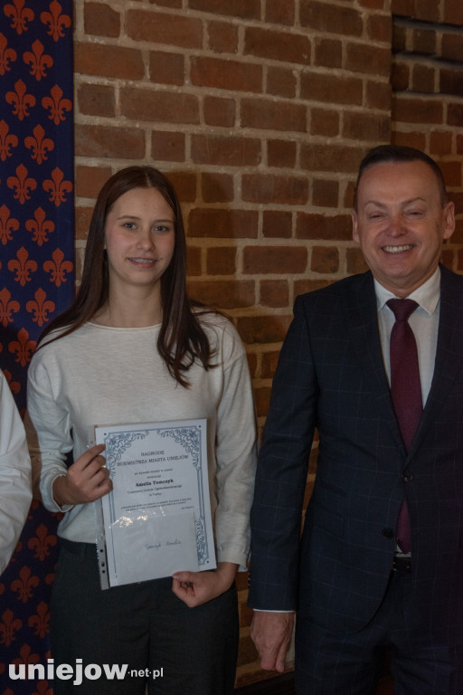Burmistrz Uniejowa wręczył nagrody uczniom i studentom