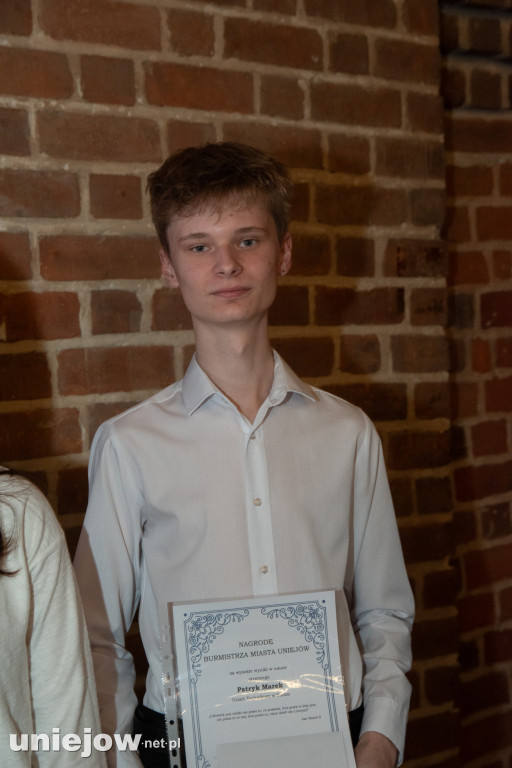 Burmistrz Uniejowa wręczył nagrody uczniom i studentom