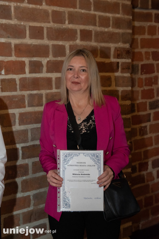 Burmistrz Uniejowa wręczył nagrody uczniom i studentom