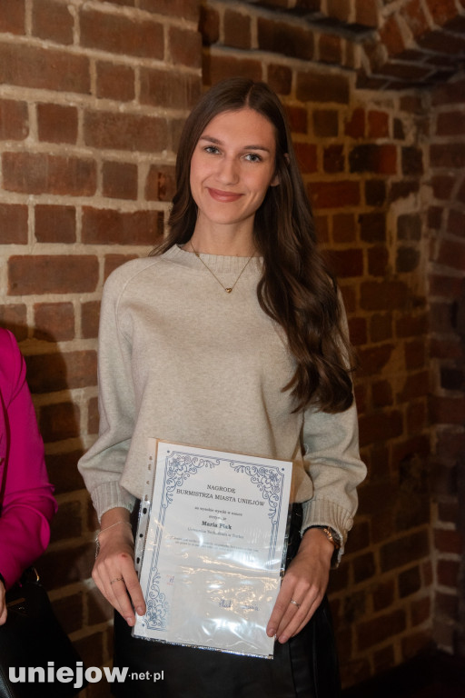 Burmistrz Uniejowa wręczył nagrody uczniom i studentom