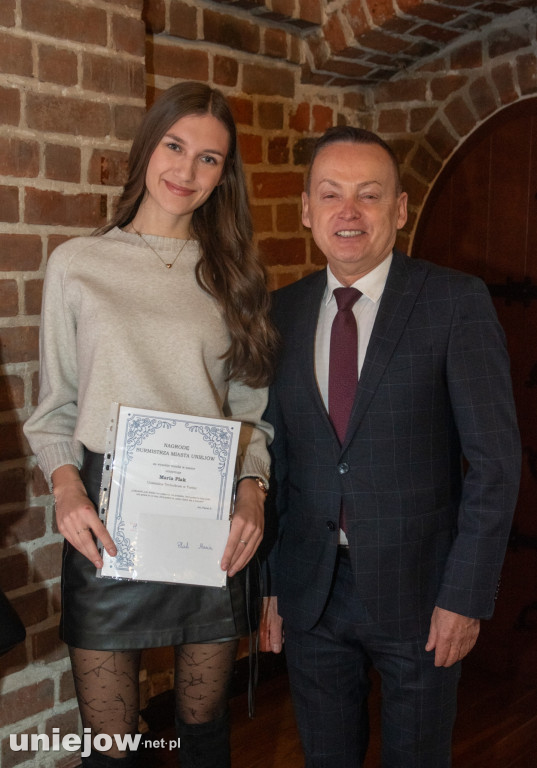 Burmistrz Uniejowa wręczył nagrody uczniom i studentom