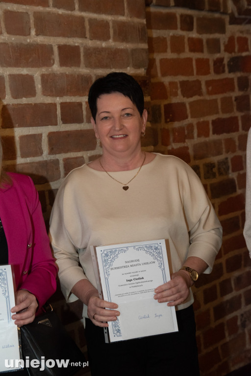 Burmistrz Uniejowa wręczył nagrody uczniom i studentom