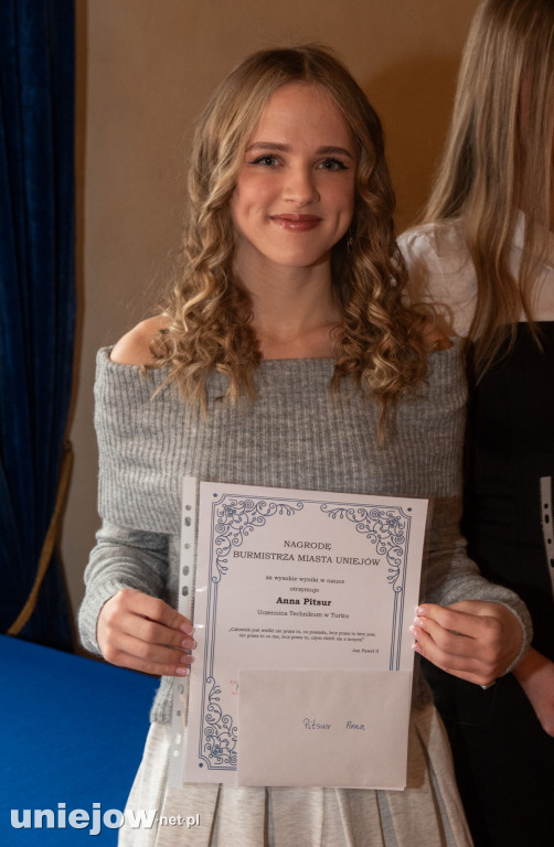 Burmistrz Uniejowa wręczył nagrody uczniom i studentom
