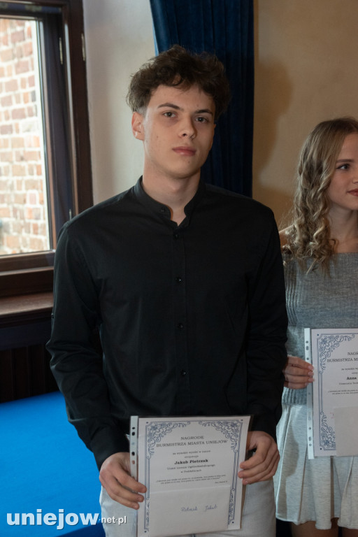 Burmistrz Uniejowa wręczył nagrody uczniom i studentom