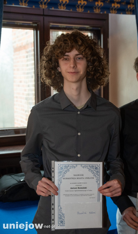 Burmistrz Uniejowa wręczył nagrody uczniom i studentom
