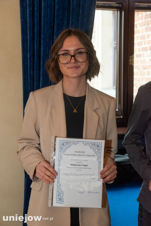 Burmistrz Uniejowa wręczył nagrody uczniom i studentom