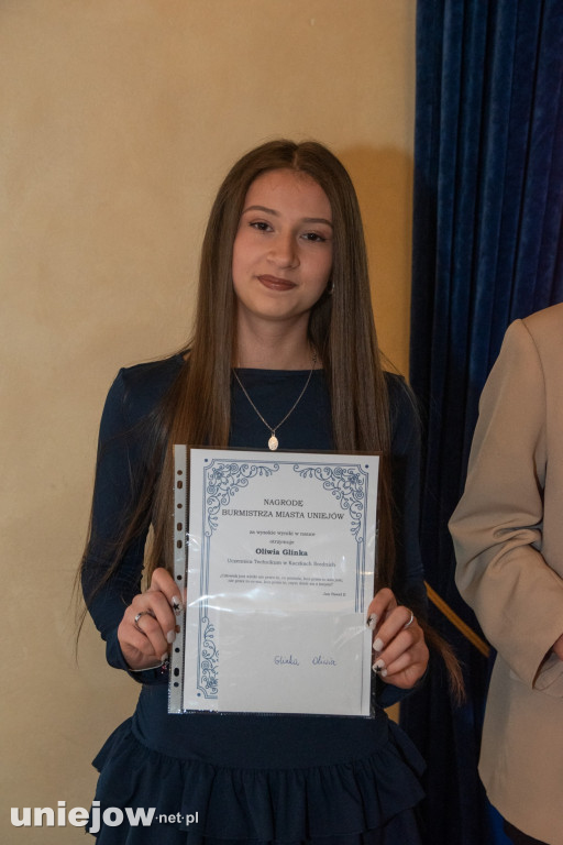 Burmistrz Uniejowa wręczył nagrody uczniom i studentom