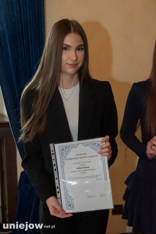 Burmistrz Uniejowa wręczył nagrody uczniom i studentom