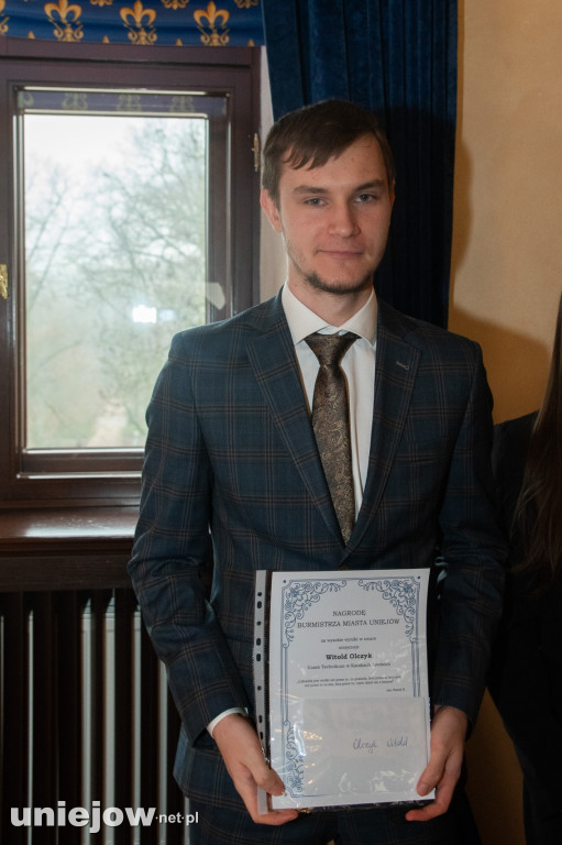 Burmistrz Uniejowa wręczył nagrody uczniom i studentom