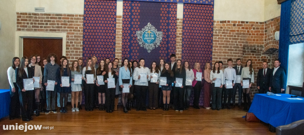 Burmistrz Uniejowa wręczył nagrody uczniom i studentom
