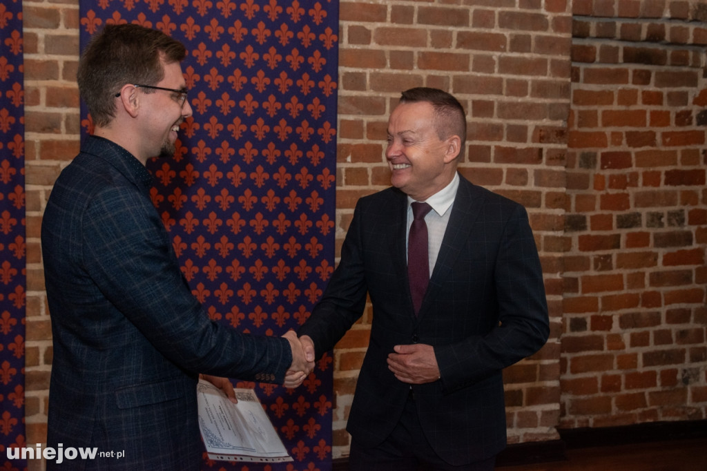 Burmistrz Uniejowa wręczył nagrody uczniom i studentom