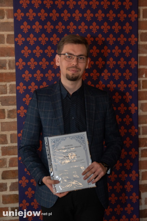 Burmistrz Uniejowa wręczył nagrody uczniom i studentom