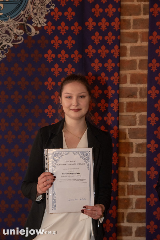 Burmistrz Uniejowa wręczył nagrody uczniom i studentom