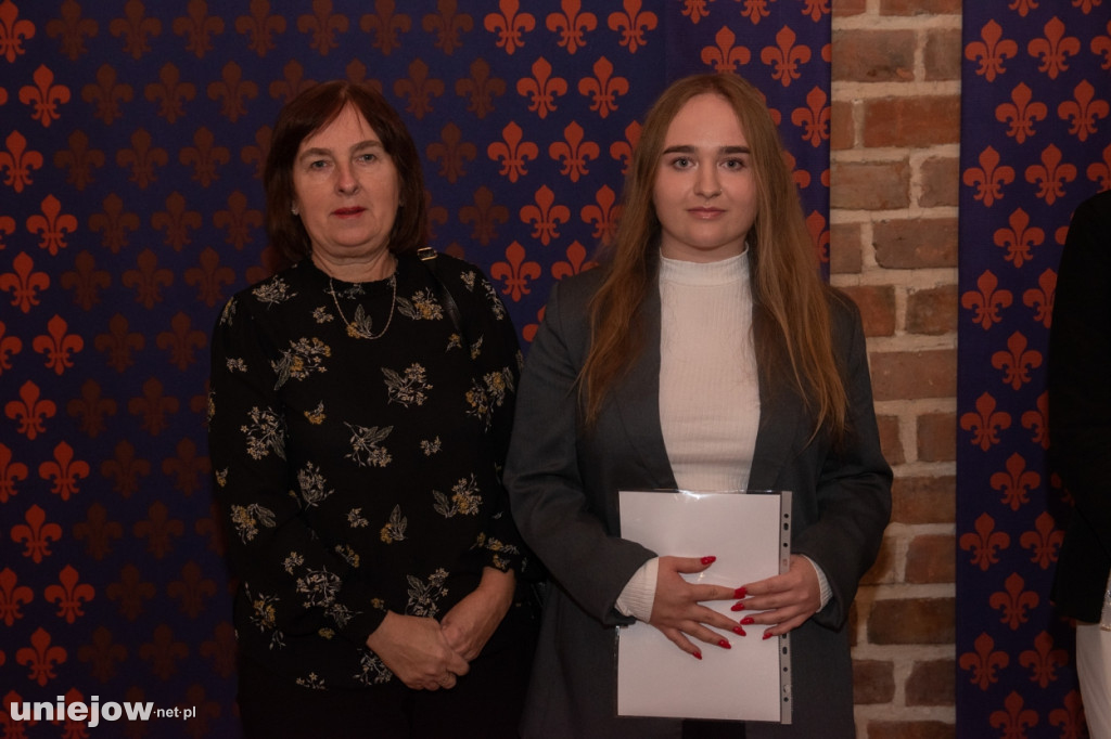 Burmistrz Uniejowa wręczył nagrody uczniom i studentom