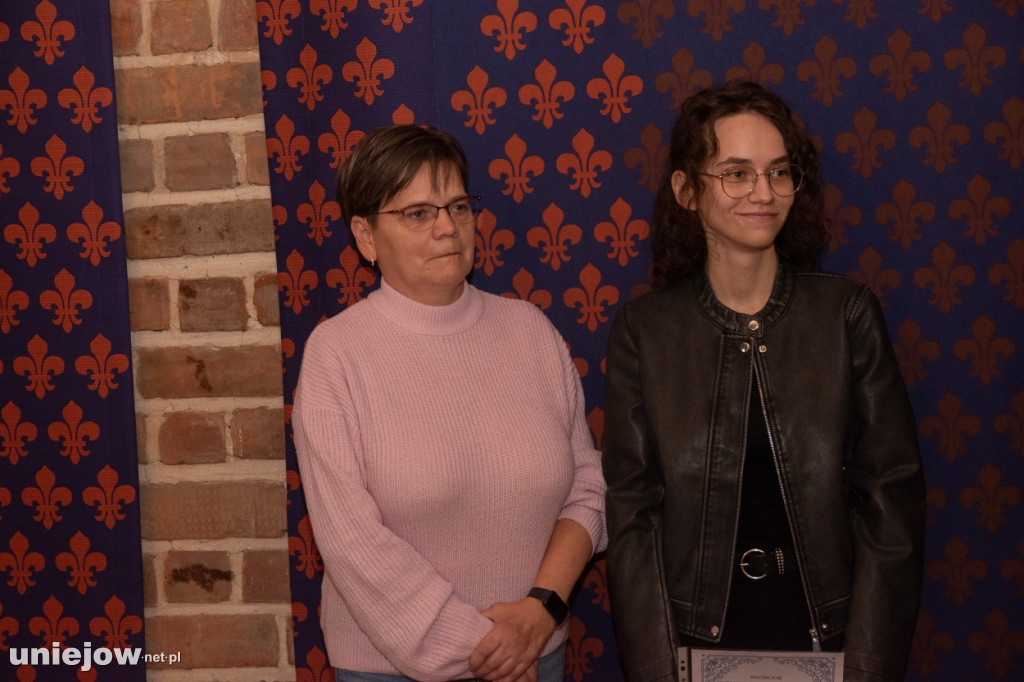 Burmistrz Uniejowa wręczył nagrody uczniom i studentom