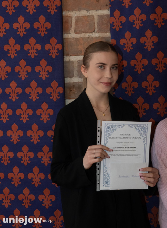 Burmistrz Uniejowa wręczył nagrody uczniom i studentom