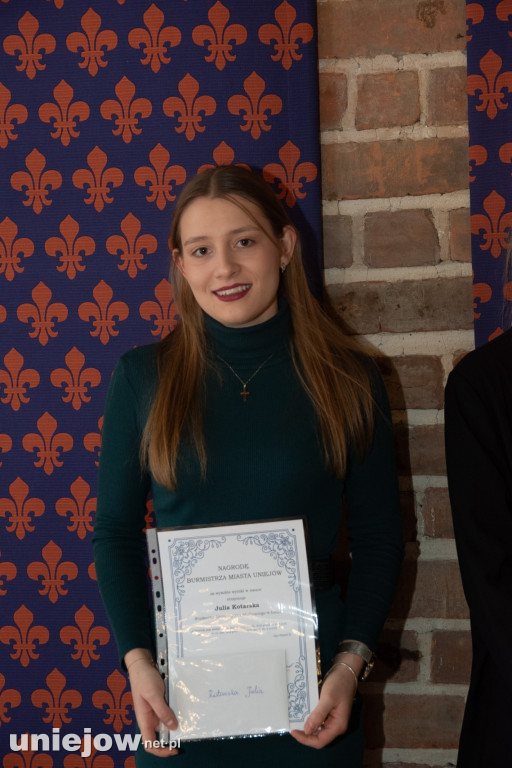 Burmistrz Uniejowa wręczył nagrody uczniom i studentom