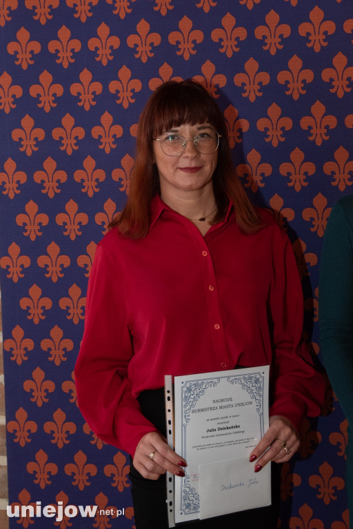 Burmistrz Uniejowa wręczył nagrody uczniom i studentom