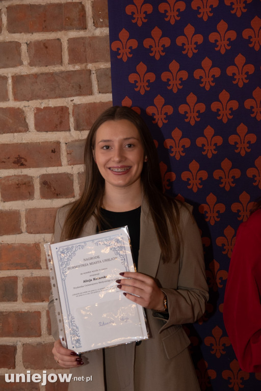 Burmistrz Uniejowa wręczył nagrody uczniom i studentom