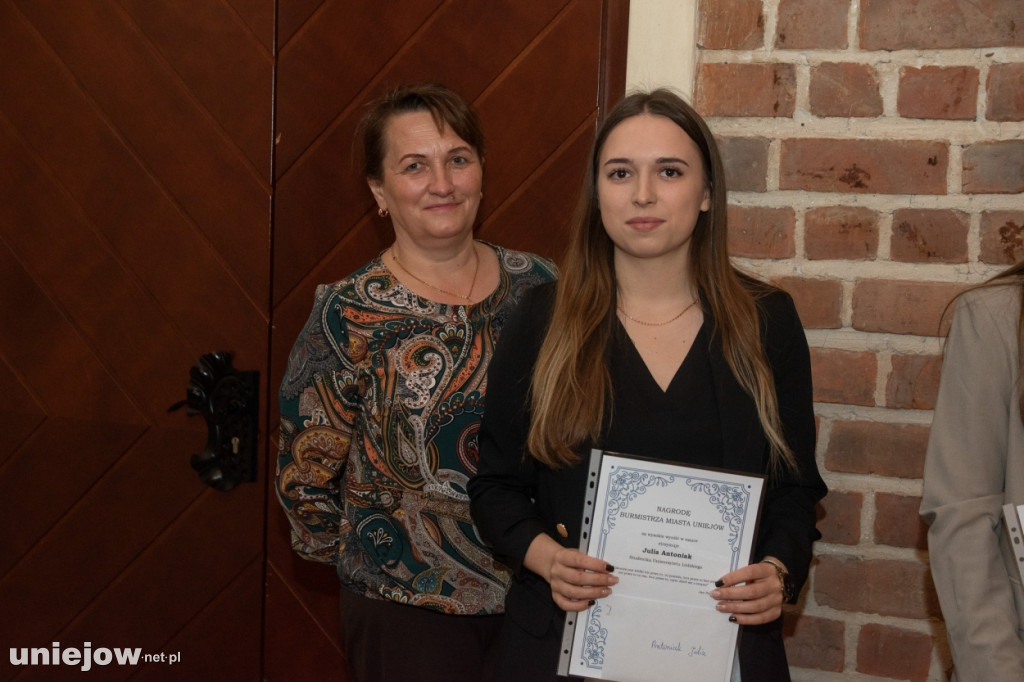 Burmistrz Uniejowa wręczył nagrody uczniom i studentom