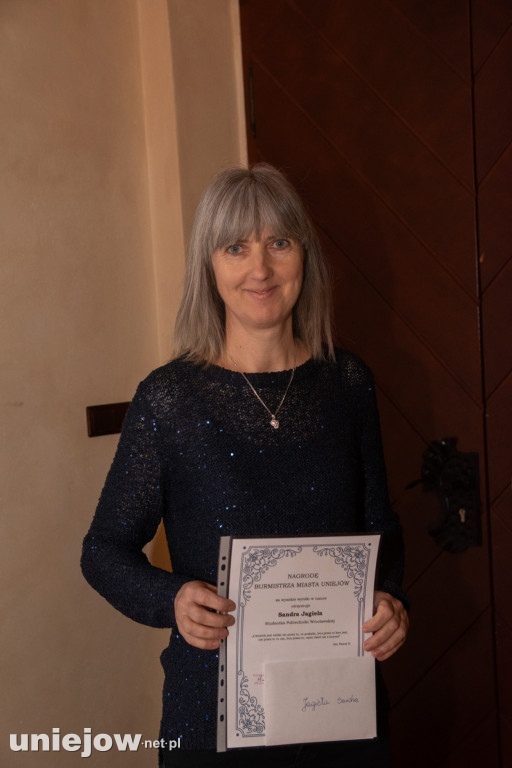 Burmistrz Uniejowa wręczył nagrody uczniom i studentom