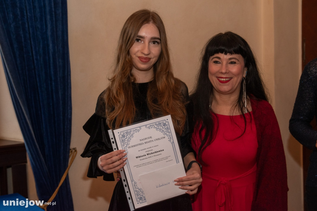 Burmistrz Uniejowa wręczył nagrody uczniom i studentom
