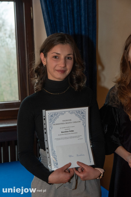 Burmistrz Uniejowa wręczył nagrody uczniom i studentom