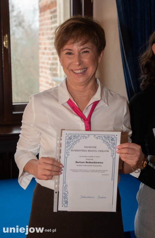 Burmistrz Uniejowa wręczył nagrody uczniom i studentom