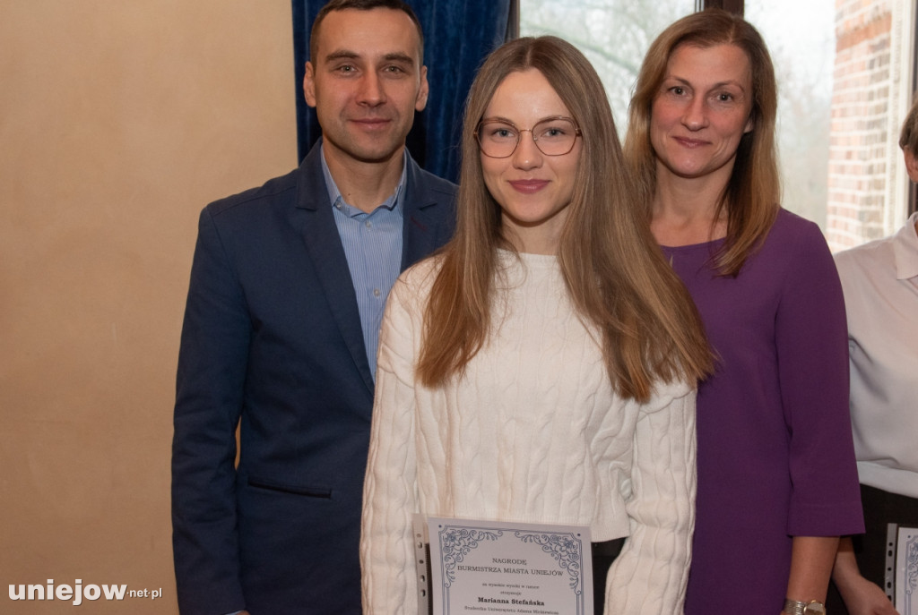 Burmistrz Uniejowa wręczył nagrody uczniom i studentom