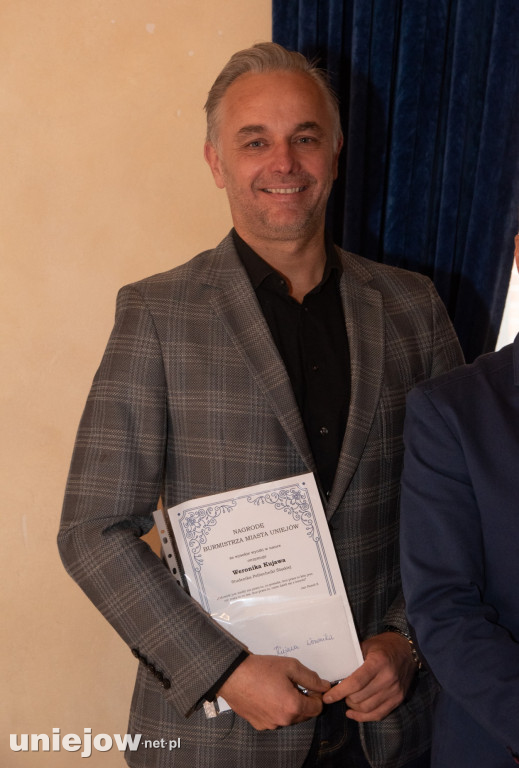 Burmistrz Uniejowa wręczył nagrody uczniom i studentom