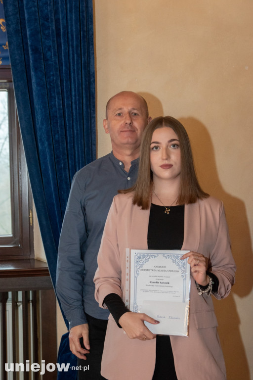 Burmistrz Uniejowa wręczył nagrody uczniom i studentom