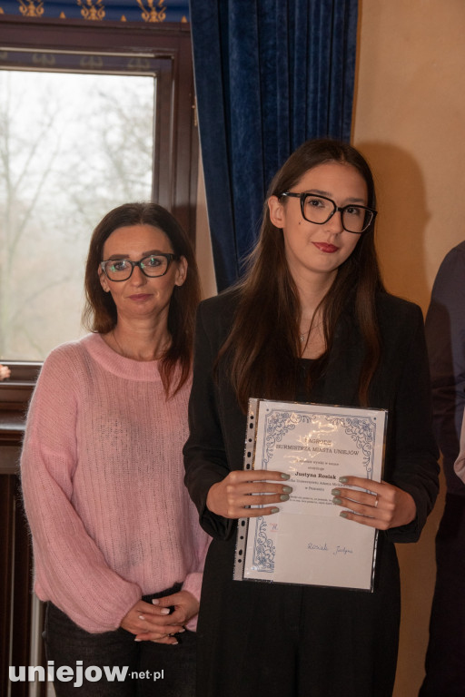 Burmistrz Uniejowa wręczył nagrody uczniom i studentom