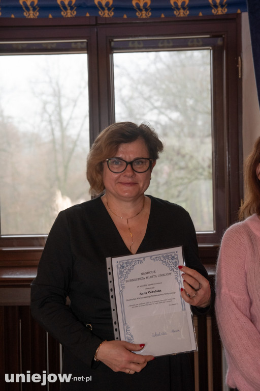 Burmistrz Uniejowa wręczył nagrody uczniom i studentom
