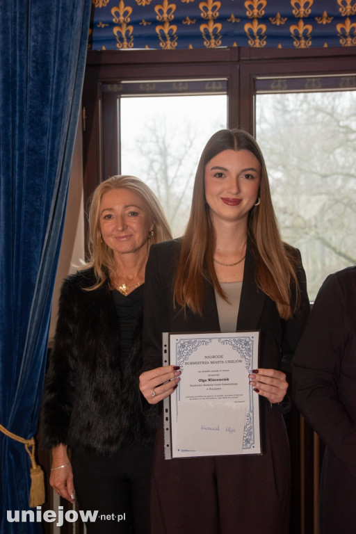 Burmistrz Uniejowa wręczył nagrody uczniom i studentom